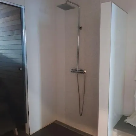 Modern Family Escape- Like Local Villa *